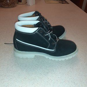 TIMBERLAND NELLIE CHUKKA BOOTS (23312) – BLACK / WHITE – WOMENS SIZE 6M